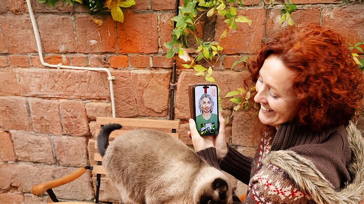 &Uuml;ber die verschiedenen Mobilger&auml;te ist "Dan" im Leben von Renate omnipr&auml;sent.