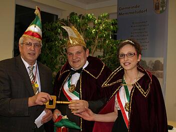 Bürgermeister Johann Bäuerlein übergibt den "Rathausschlüssel" an Prinz Alexander I. und Prinzessin Christiane I. Foto: Rittmeier