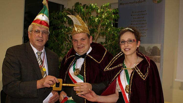 Bürgermeister Johann Bäuerlein übergibt den "Rathausschlüssel" an Prinz Alexander I. und Prinzessin Christiane I. Foto: Rittmeier