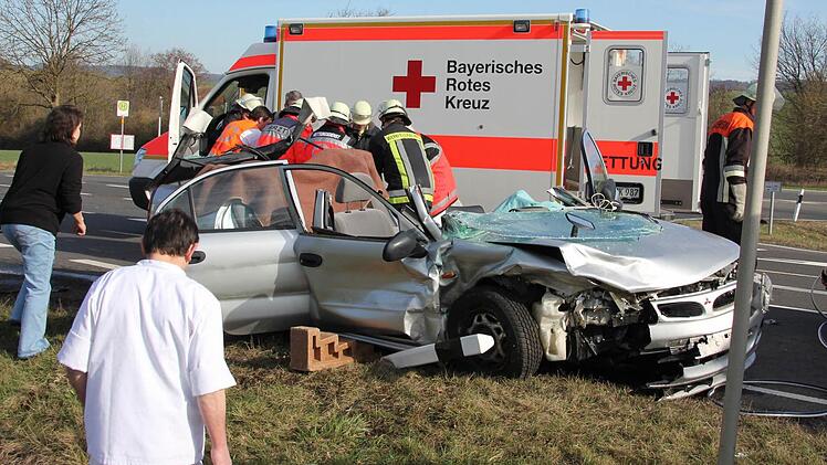 Viele Helfer bemühten sich um den Eingeklemmten.