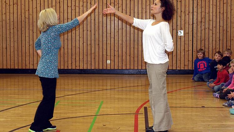 Sie kommen von der Kinderoper Papageno aus Wien: Maria Skotton (links) und Julia Ikodinovic.