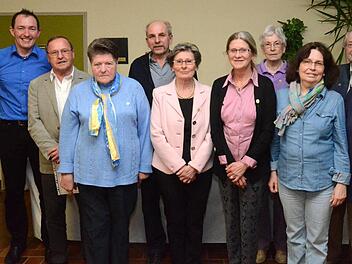 Post-SV-Vorsitzender Bertram Englbauer konnte zahlreich Mitglieder des Kissinger Postsportvereins für langjährige Vereinstreue auszeichnen. Auf unserem Foto von links: Bertram Englbauer, Johann Miodek, Margarete Müller, Reinhold Hofmann, Betty Hofmann, Karin Klabouch, Ursula Meder, Edith Brander-Fenn, Wolfgang Schuster und Christel Schuster.  Foto: Peter Rauch