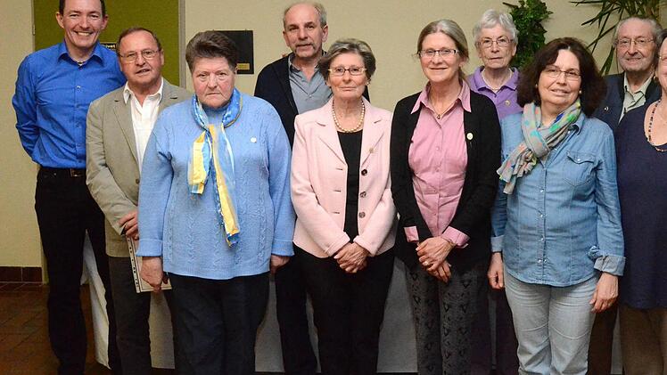 Post-SV-Vorsitzender Bertram Englbauer konnte zahlreich Mitglieder des Kissinger Postsportvereins für langjährige Vereinstreue auszeichnen. Auf unserem Foto von links: Bertram Englbauer, Johann Miodek, Margarete Müller, Reinhold Hofmann, Betty Hofmann, Karin Klabouch, Ursula Meder, Edith Brander-Fenn, Wolfgang Schuster und Christel Schuster.  Foto: Peter Rauch
