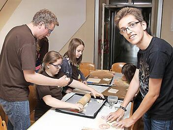 Namensschilder und kleine Kunstwerke aus Salzteig werden von den Buben und Mädchen hergestellt.  Foto: Dieter Britz