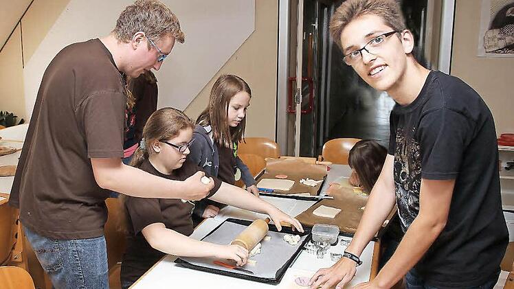 Namensschilder und kleine Kunstwerke aus Salzteig werden von den Buben und Mädchen hergestellt.  Foto: Dieter Britz