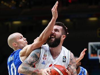 Mit 27 Punkten bei nur einem Fehlwurf war der serbische Center Miroslav Raduljica (rechts) der überragende Spieler des Achtelfinalspieltags. HIer lässt er sich vom Finnen Tuukka Kotti nicht aufhalten Serbien bezwang Finnland mit 94:82. Foto: Voan Valat/dpa