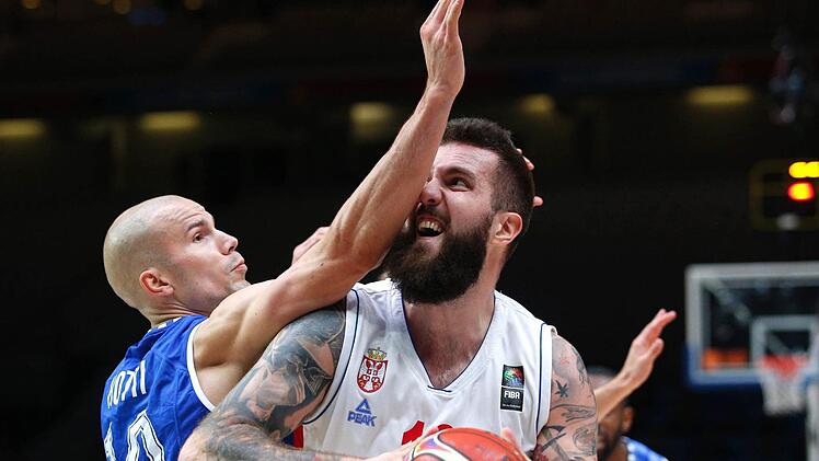 Mit 27 Punkten bei nur einem Fehlwurf war der serbische Center Miroslav Raduljica (rechts) der überragende Spieler des Achtelfinalspieltags. HIer lässt er sich vom Finnen Tuukka Kotti nicht aufhalten Serbien bezwang Finnland mit 94:82. Foto: Voan Valat/dpa