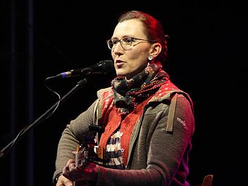 Zum Auftritt von Martina Schwarzmann kamen am Mittwochabend rund 900 Besucher auf die Plassenburg. Foto: Jochen Nützel