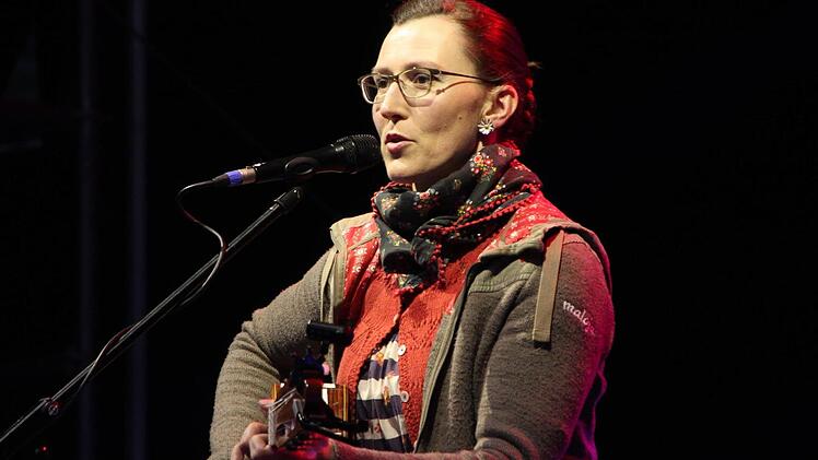 Zum Auftritt von Martina Schwarzmann kamen am Mittwochabend rund 900 Besucher auf die Plassenburg. Foto: Jochen Nützel