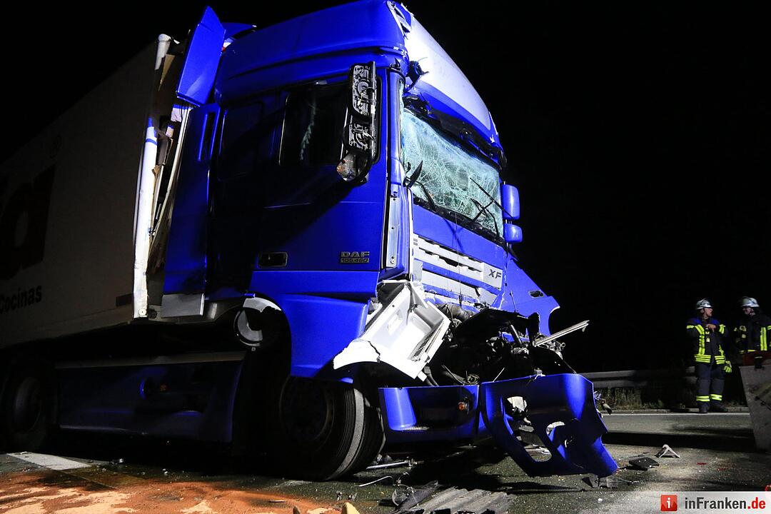 Lkw prallt gegen Stauende auf A3