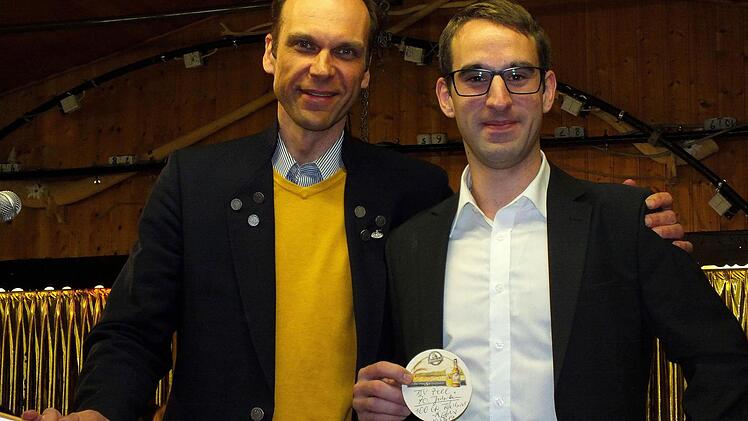Unkonventionell auf einem Bierdeckel schloss Georg Hiernickel als Schirmherr des 70-jährigen Vereinsjubiläums des TSV Zell a. E. mit dem Vereinsvorsitzenden Sandro Gehring einen Vertrag.
