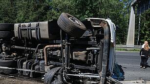 Reifen platzt: Lkw durchbricht auf A73 bei Bamberg Mittelleitplanke