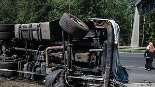 Reifen platzt: Lkw durchbricht auf A73 bei Bamberg Mittelleitplanke