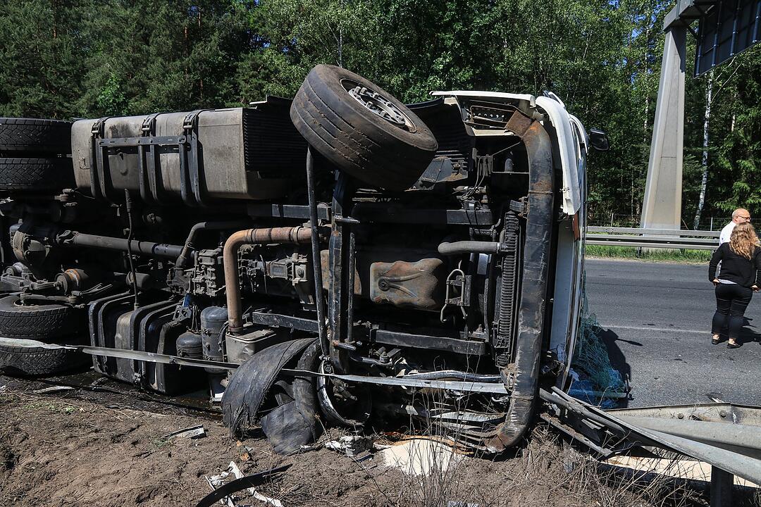 Reifen platzt: Lkw durchbricht auf A73 bei Bamberg Mittelleitplanke