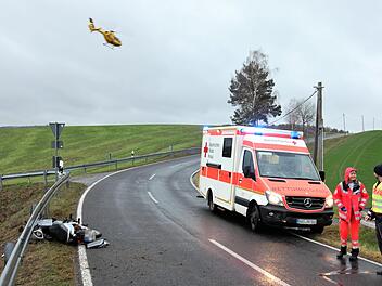 Der Roller prallte in die Leitplanke, der verletzte Fahrer wurde mit dem Hubschrauber in eine Klinik geflogen.  Michael Will/Rotes Kreuz