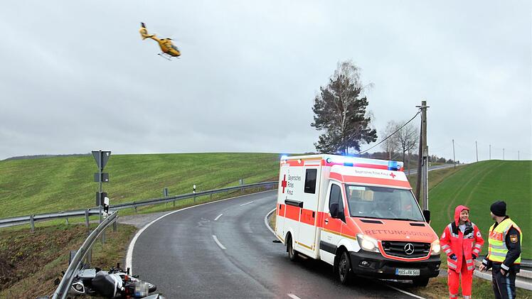 Der Roller prallte in die Leitplanke, der verletzte Fahrer wurde mit dem Hubschrauber in eine Klinik geflogen.  Michael Will/Rotes Kreuz