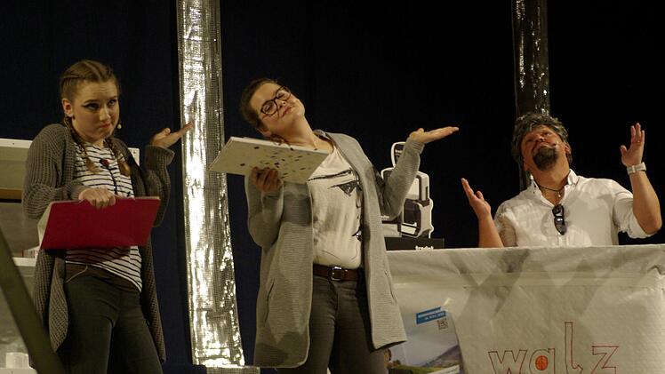 "Neulich beim Walz". Eva Schiffner, Julia Keidel und Frank Otter (v. l.) in der "Quatschbude" der Druckerei.Winfried Ehling