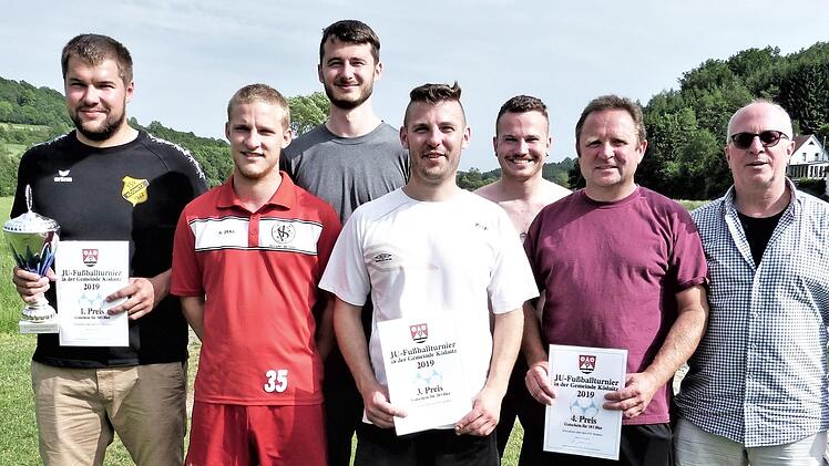 Unser Bild zeigt von links Christian Hauffe (Ködnitz), Korbinian Keller (Torschützenkönig), Heiko Lindner ("Rangen"), Frank Ströhlein (Torschützenkönig), Daniel Mücke (Fölschnitz), Klaus Wollnik (Ebersbach) und Bürgermeister Stephan Heckel-Michel.  Foto: Werner Reißaus