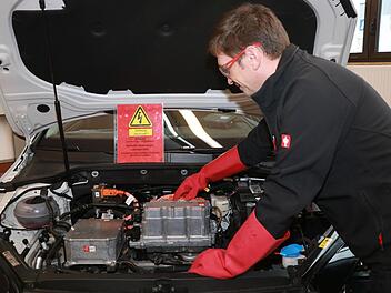 Kfz-Ausbildungsmeister Gerhard Schmökel zeigt im Ausbildungszentrum der Handwerkskammer für Oberfranken in Bayreuth, worauf man beim E-Auto achten muss. HWK