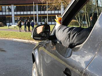 Immer wieder mal ist von Fremden die Rede, die Kinder in ihr Auto locken wollen. Am Dienstag wurde im Umfeld eines Neudrossenfelder Kindergartens beobachtet, wie ein Mann aus seinem Auto heraus einen Jungen angesprochen hat. Symbolfoto: Archiv