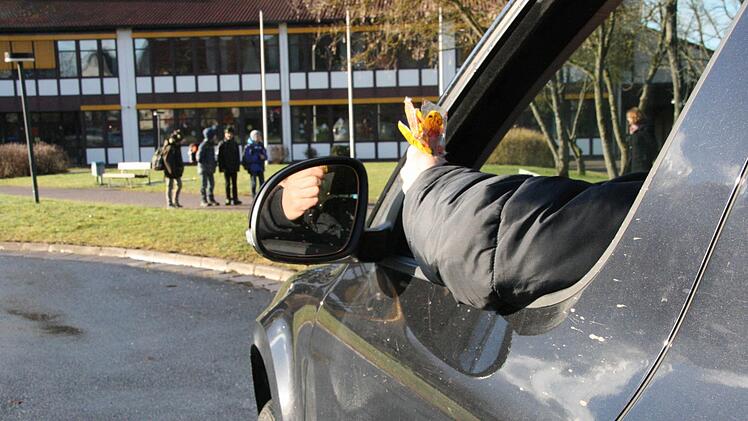 Immer wieder mal ist von Fremden die Rede, die Kinder in ihr Auto locken wollen. Am Dienstag wurde im Umfeld eines Neudrossenfelder Kindergartens beobachtet, wie ein Mann aus seinem Auto heraus einen Jungen angesprochen hat. Symbolfoto: Archiv