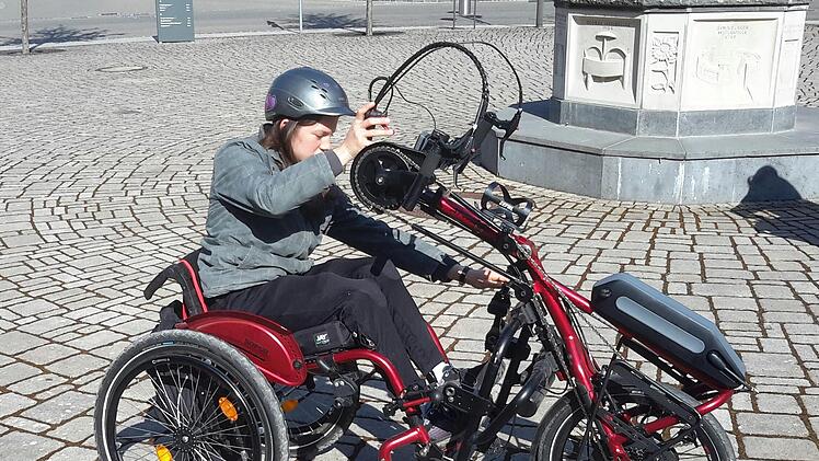 Ihre hochmoderne Mobilitätshilfe führte 16-järige Lea Weber vor. Mit wenigen Handgriffen wird aus einem einfachen Rollstuhl ein komfortables Handbike, das die Fortbewegung ganz wesentlich erleichtert.   Foto: Rolf Pralle
