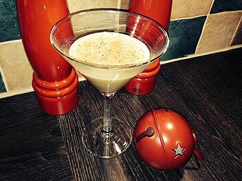 Der Weihnachtscocktail mit Eierlik&ouml;r ist das ideale Getr&auml;nk f&uuml;r Heiligabend.