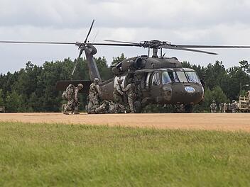 US-Armee startet bei Ansbach mit Manöver - Soldaten, Hubschrauber und Geschosse US-Armee startet bei Ansbach mit Manöver - Soldaten, Hubschrauber und Geschosse