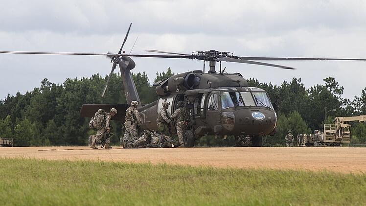 US-Armee startet bei Ansbach mit Man&ouml;ver - Soldaten, Hubschrauber und Geschosse