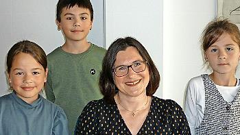 Professorin Melanie Birke mit Kinderreportern.