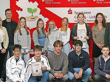 Bei der Siegerehrung anl&auml;sslich der Jahressitzung des Arbeitskreises &bdquo;Sport in Schule und Verein&ldquo; &uuml;berreichten unter anderem Stefan Schneyer (hinten Zweiter v. r.) von der Sparkasse Coburg-Lichtenfels, die den Schulsport im Landkreis seit nunmehr ...