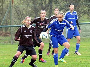 Typisch: Immer wieder schafften es die Fußballerinnen des 1. FC Nürnberg, eine Überzahlsituation herzustellen gegen Marie-Theres Franz (vorne) und ihre Karsbacher Kolleginnen. Foto: ssp