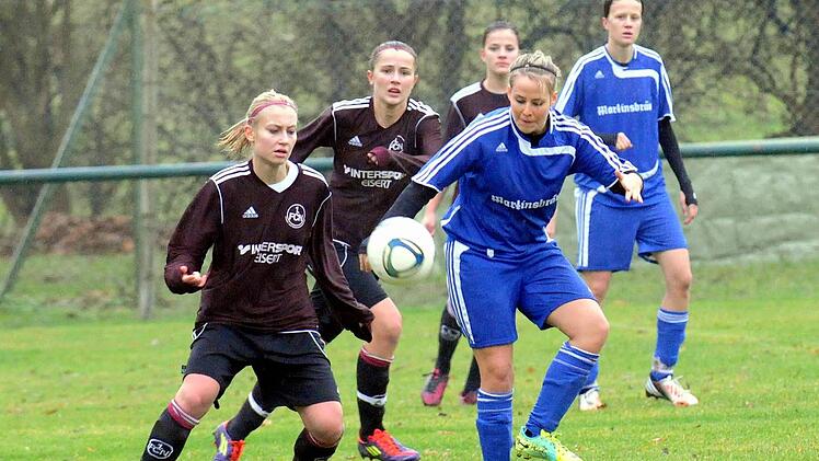 Typisch: Immer wieder schafften es die Fußballerinnen des 1. FC Nürnberg, eine Überzahlsituation herzustellen gegen Marie-Theres Franz (vorne) und ihre Karsbacher Kolleginnen. Foto: ssp