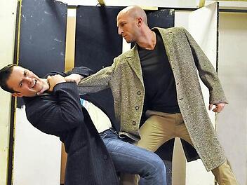 Benjamin Werth (rechts) als Eugen Onegin und Milen Bozhkov als Lenski in einer Probenszene zu Tschaikowskys "Eugen Onegin". Foto: Andrea Kremper