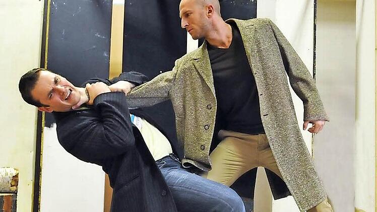 Benjamin Werth (rechts) als Eugen Onegin und Milen Bozhkov als Lenski in einer Probenszene zu Tschaikowskys "Eugen Onegin". Foto: Andrea Kremper