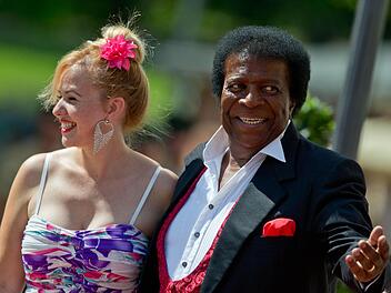 Ihr Kommen hat viele überrascht: Sänger Roberto Blanco und seine Ehefrau Luzandra Straßburg tauchten am Freitag zur Eröffnung der Bayreuther Festspiele auf dem roten Teppich am Grünen Hügel auf. Foto: dpa