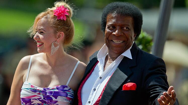 Ihr Kommen hat viele überrascht: Sänger Roberto Blanco und seine Ehefrau Luzandra Straßburg tauchten am Freitag zur Eröffnung der Bayreuther Festspiele auf dem roten Teppich am Grünen Hügel auf. Foto: dpa