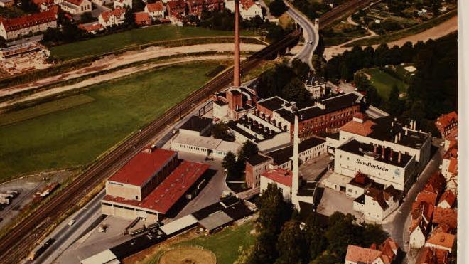 Die Sandlerbräu aus der Luft. Rechts das Grünwehr, links Schwedensteg und Bahnlinie im Hintergrund Flutmulde und Berliner Brücke. Foto: BR-Arciv