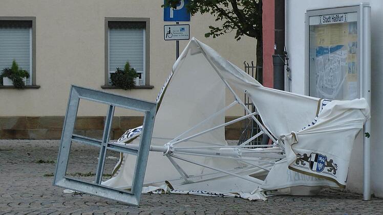 Haßfurt: Den Schirm wird man wohl nicht mehr gebrauchen können. Foto: Christian Licha