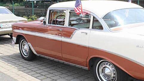 Die Fahne verrät des Herkunftsland dieses prächtigen Oldtimers.