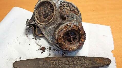 Neben Granaten fanden die Kampfmittelexperten auch Gasmasken und jede Menge Wetzsteine. Foto: Johannes Michel