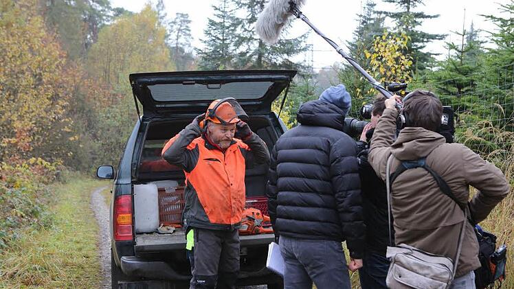 Revierleiter Christoph Schießer erklärt, wie gefällt wird. Foto: Barbara Herbst
