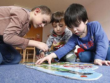 Die gemeinsamen Tage von Hemer, Francesco und Ibrahim sind gezählt. Ihr Kindergarten macht zum 31. August dicht.  Fotos: Josef Hofbauer
