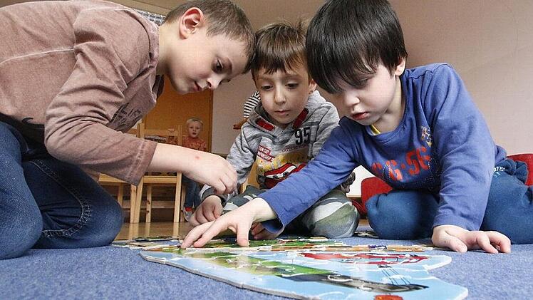 Die gemeinsamen Tage von Hemer, Francesco und Ibrahim sind gezählt. Ihr Kindergarten macht zum 31. August dicht.  Fotos: Josef Hofbauer
