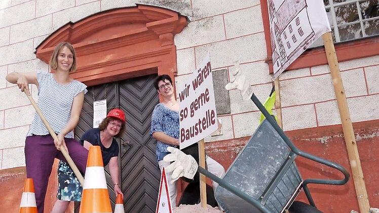 Sie wollen jetzt endlich die Sanierung der Fechheimer Michaelskirche anpacken: Ulrike Schmidt-Rothmund, Isolde Kalter und Andrea Kessel (von links) werden beim "Tag des offenen Denkmals" am Sonntag, 10. September, den Stand der Dinge präsentieren. Foto: Berthold Köhler