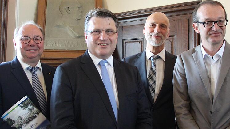 Direktor Peter Weidisch (von links), Justizminister Winfried Bausback, OB Kay Blankenburg und Stefan Kley von der Landesstelle für nichtstaatliche Museen beim Festakt in Bismarcks Empfangssaal. Foto: Benedikt Borst