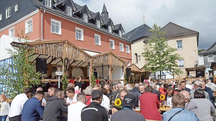 Bei herrlichem Sonnenschein genoss man auch gerne außerhalb des Festzeltes Speis und Trank.