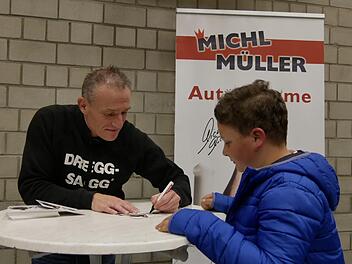 Michl Müller hat ein Herz für die Autogrammjäger jeden Alters. Foto: Manja von Nida