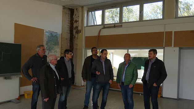 In der Dampfacher Schule wird bald die Verwaltungsgemeinschaft Theres einziehen. Im Anschluss an deren Nutzung wird das Geb&auml;ude teilsaniert. Der Bauausschuss mit B&uuml;rgermeister Holger Baunacher verschaffte sich bei einer Ortseinsicht einen &Uuml;berblick &uuml;ber die notwendigen Ma&szlig;nahmen.  Christian Licha