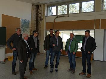 In der Dampfacher Schule wird bald die Verwaltungsgemeinschaft Theres einziehen. Im Anschluss an deren Nutzung wird das Gebäude teilsaniert. Der Bauausschuss mit Bürgermeister Holger Baunacher verschaffte sich bei einer Ortseinsicht einen Überblick über die notwendigen Maßnahmen.  Christian Licha